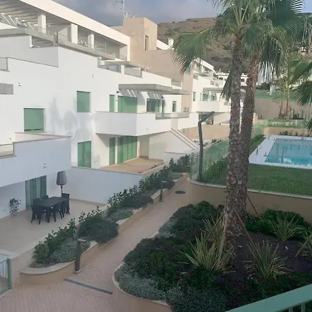 El Cantal. Maravilloso En Primera Linea De Playa Con Piscina. Apartment